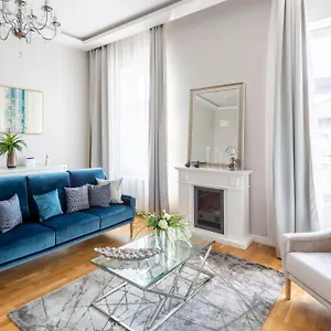 luxurious-bajcsy-apartment-in-the-heart-of-budapest.inbudapesthotels.com/